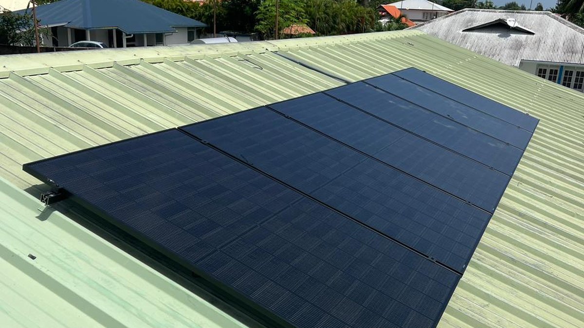 Champ de panneaux photovoltaïques installé en Martinique