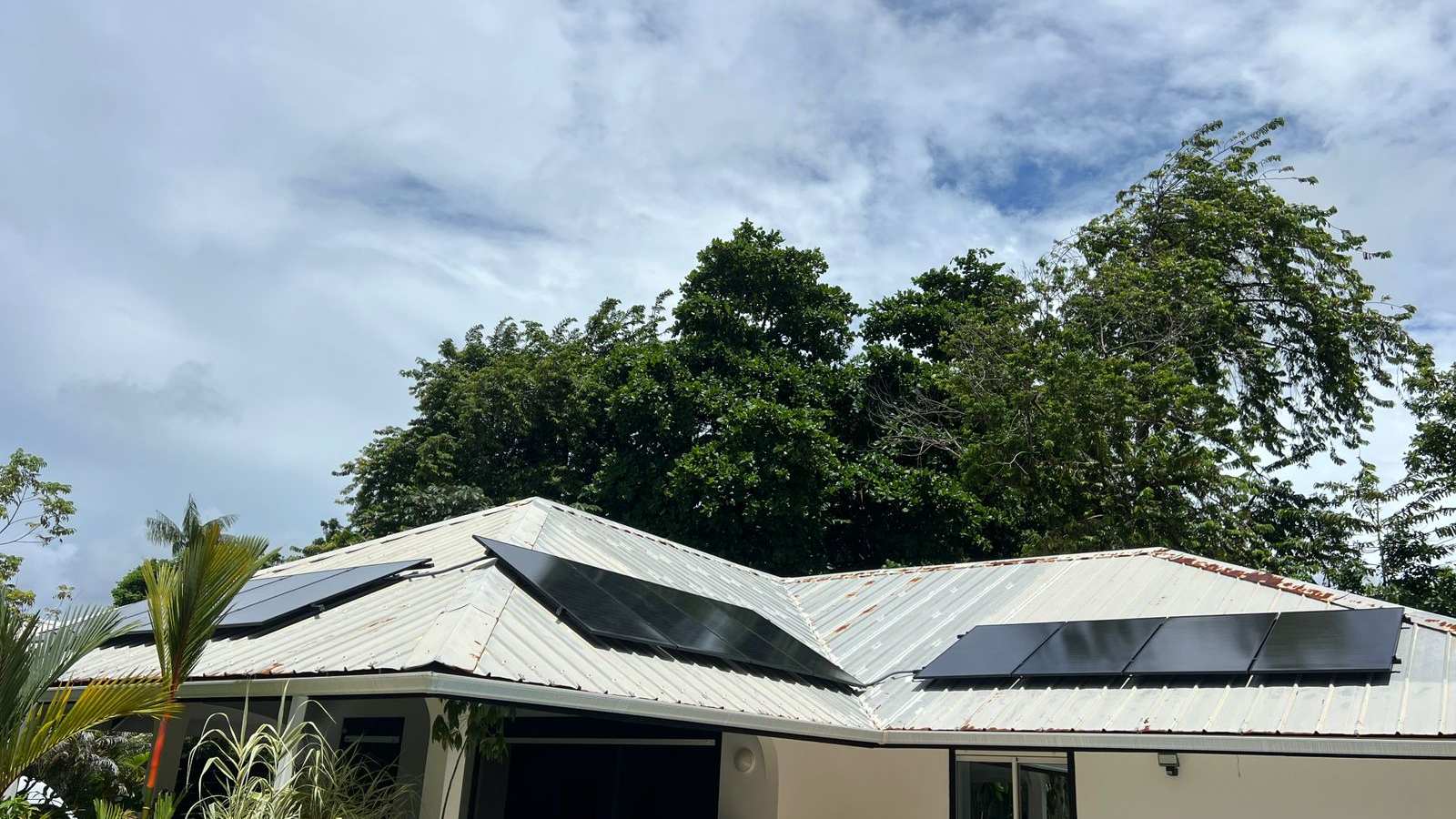 Installation de panneaux solaires par FRH en Martinique