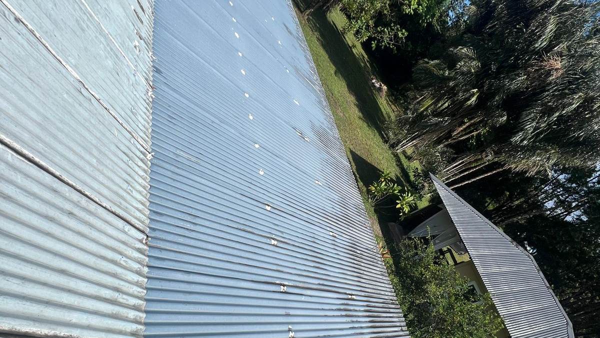 Toiture en tôle martiniquaise avant installation des panneaux solaires